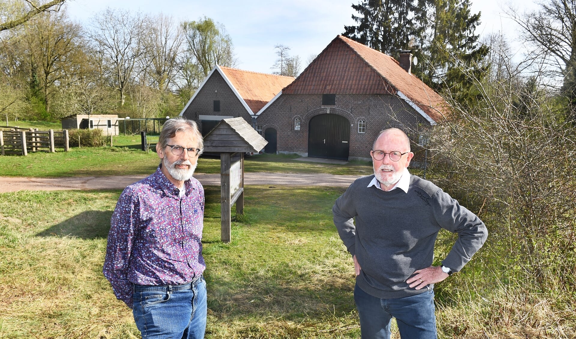 Wim Beijer en rechts Han Hensing bij de oude monumentale boerderij in natuurpark Overstegen. Foto: Roel Kleinpenning

