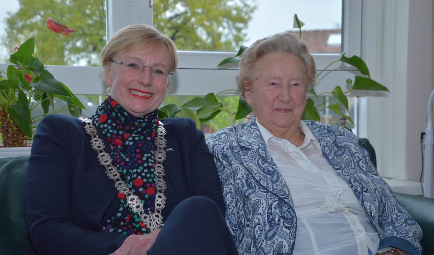 Burgemeester Marianne Besselink en Dinie Zappeij. Foto: Rob Verkerke