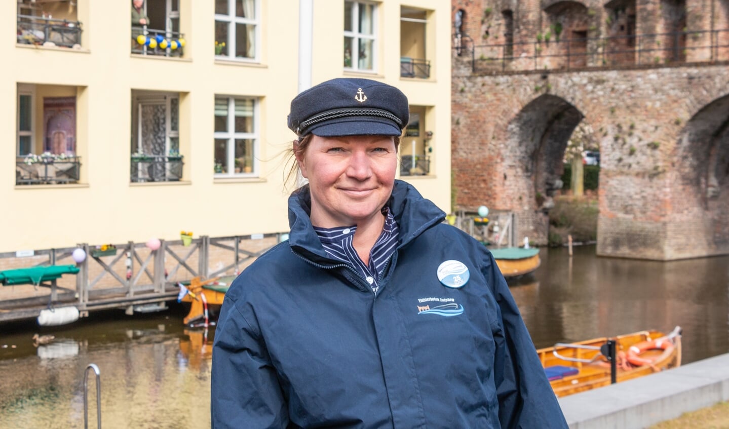 Mirjam van Ast is de eerste vrouwelijke schipper op de fluisterboten. Foto: Henk Derksen