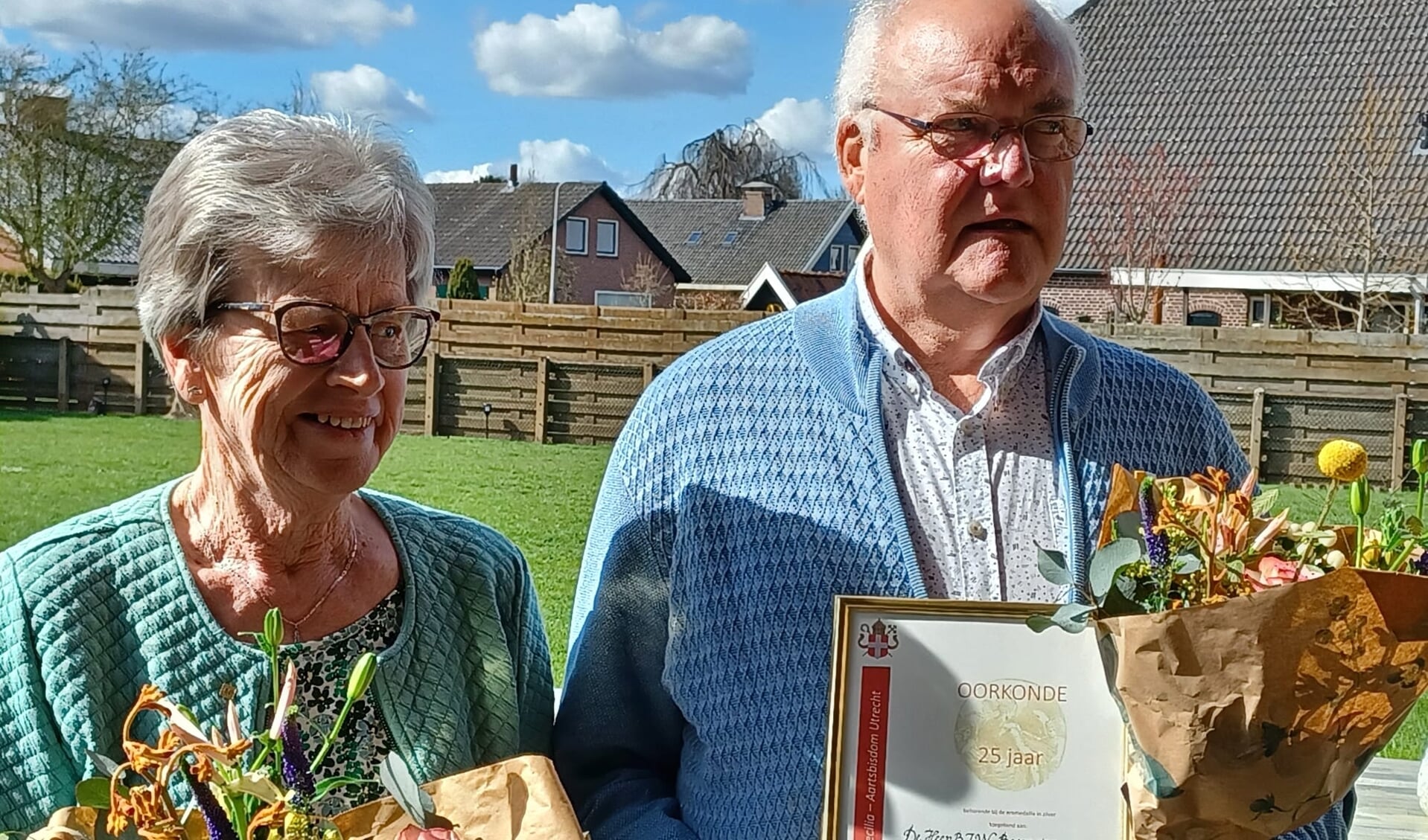 Ria Spekschoor-Bokkers en Bennie Boomgaars werden gehuldigd voor hun 50- en 25-jarig lidmaatschap van het Dames- en Herenkoor St. Werenfridus. Foto: PR