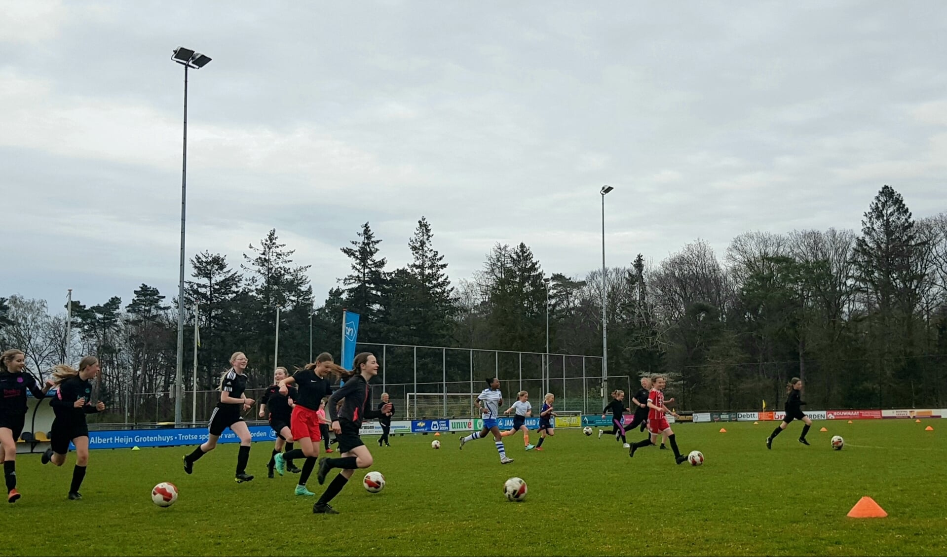 Via speciale ‘vriendinnen-trainingen’ wil VV Vorden meiden kennis laten maken met de voetbalsport en de vereniging. Foto: PR 