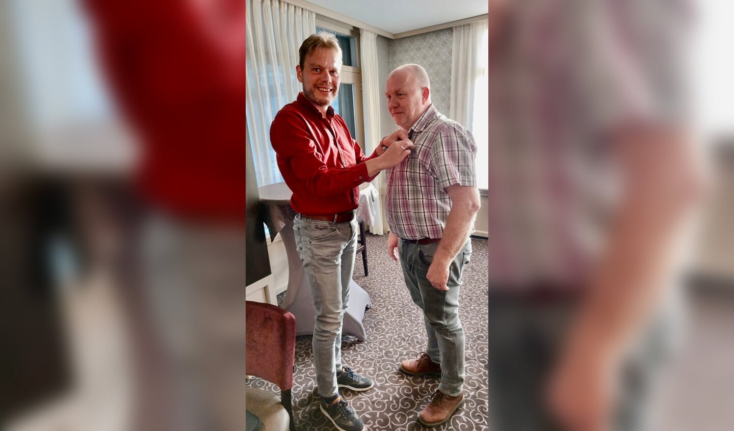 De voorzitter van de PvdA-afdeling Berkelland, Dennis Meijerink, mocht Hans de zilveren partijspeld opspelden. Foto: PR
