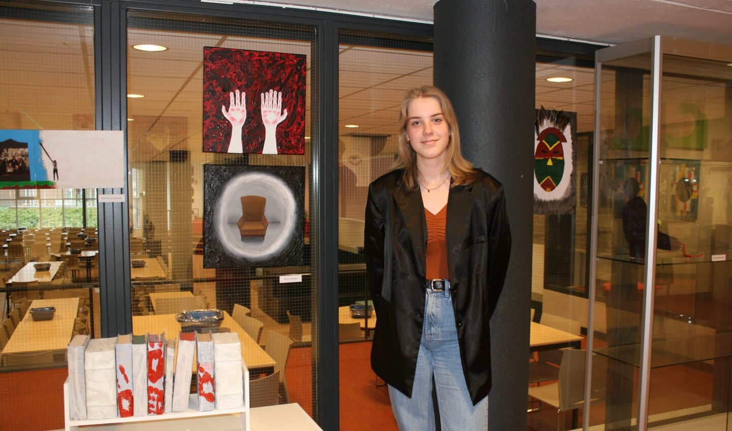 Roos plaater staat naast haar kunstwerken 'The Epiphany of the Nightmare' The reading Chair' en 'The Library'