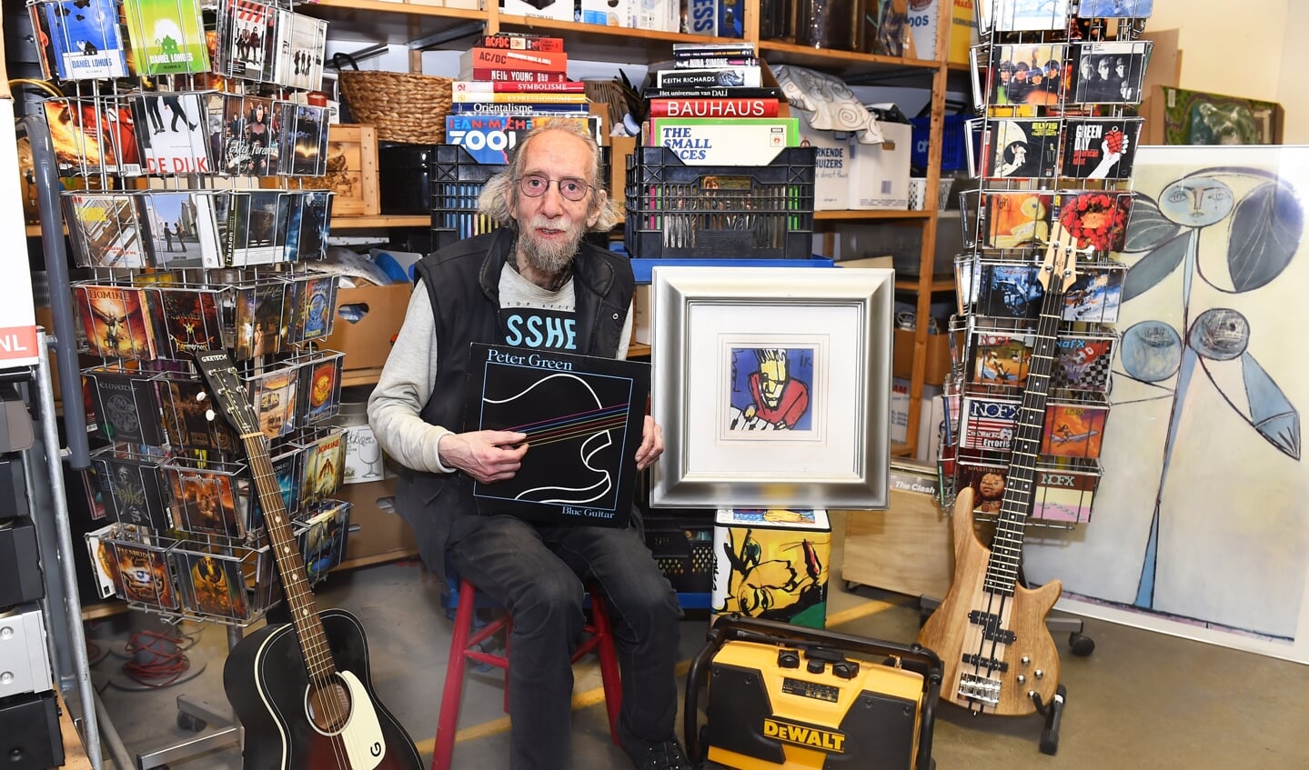 Lex van Santen tussen een deel van de verzameling die aanwezig is tijdens de muziek- en kunstdag bij Kringloop Aktief. Foto: Roel Kleinpenning