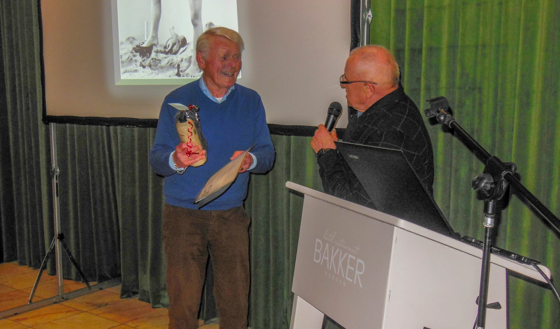 Vicevoorzitter Rinus Ilbrink had de eer Wim Ruiterkamp te benoemen tot erelid van Oud Vorden. Foto: Oud Vorden