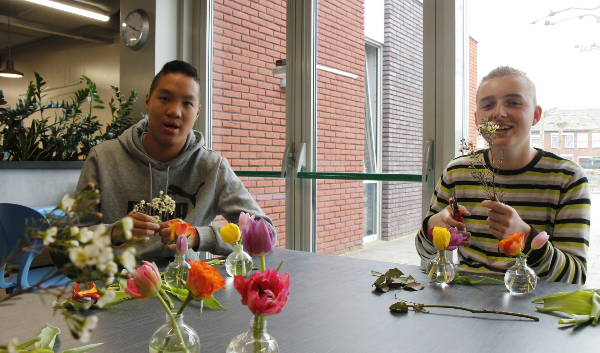 De leerlingen Bao en Jop van De Ziep zijn intensief bezig met de voorbereidingen voor de Groenmarkt. Foto: PR