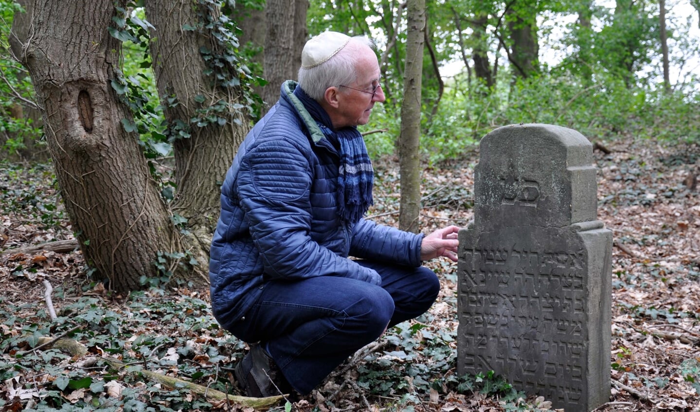 Henk Teeuwen bij een Joodse grafsteen. Foto: PR