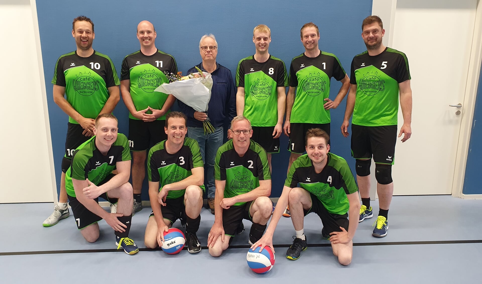De teamleden van Marvo Heren 1 in de nieuwe tenues. Midden boven sponsor Jan Wieggers. Foto: Marvo