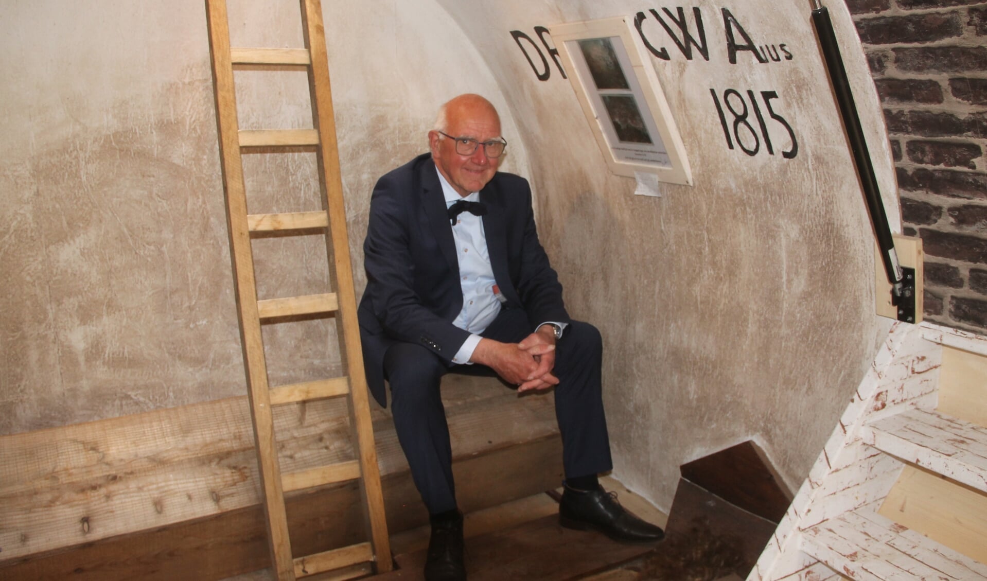 Henk Heijnen in de replica van de grafkelder. Foto: Lineke Voltman