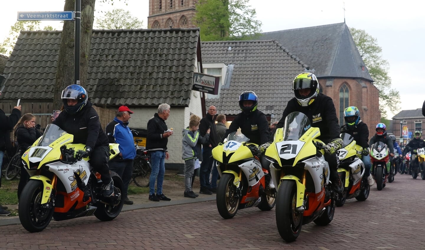 De rijdersparade in het centrum van Hengelo is de start van een weekend wegraces op De Varsselring. Foto: Albert Schreuder