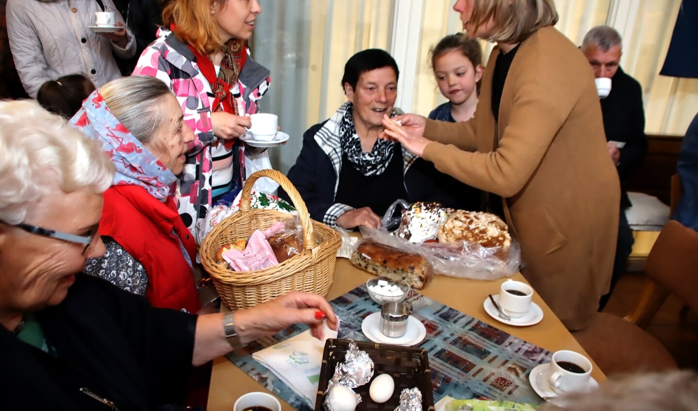 Er wordt gezamenlijk een paasmaaltijd gebruikt na de Orthodoxe viering met Oekraïense vluchtelingen. Foto: Jan Oberink