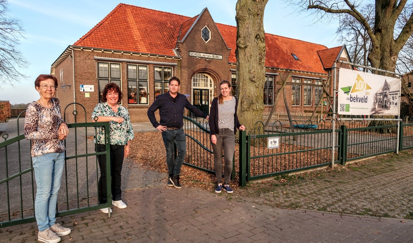 De jubileumcommissie van basisschool Bekveld met v.l.n.r. oud-leerkracht Henny Wullink-Minkhorst, teamleidster Annelien van der Kamp en oud-leerlingen Robert ter Maat en Simone Ruesink. Foto: Luuk Stam