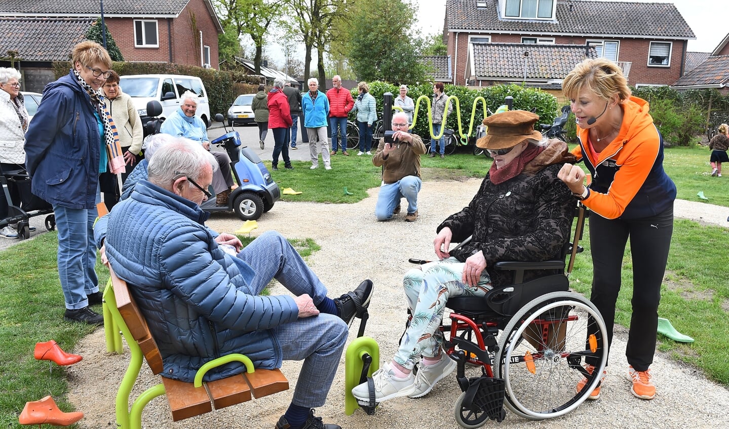 Riemke de Boer van de werkgroep Onbeperkt Meedoen Oude IJsselstreek wordt geholpen door Olga Commandeur (rechts). Foto: Roel Kleinpenning

 