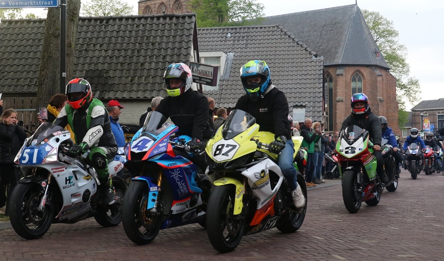 De rijdersparade in het centrum van Hengelo is de start van een weekend wegraces op De Varsselring. Foto: Albert Schreuder