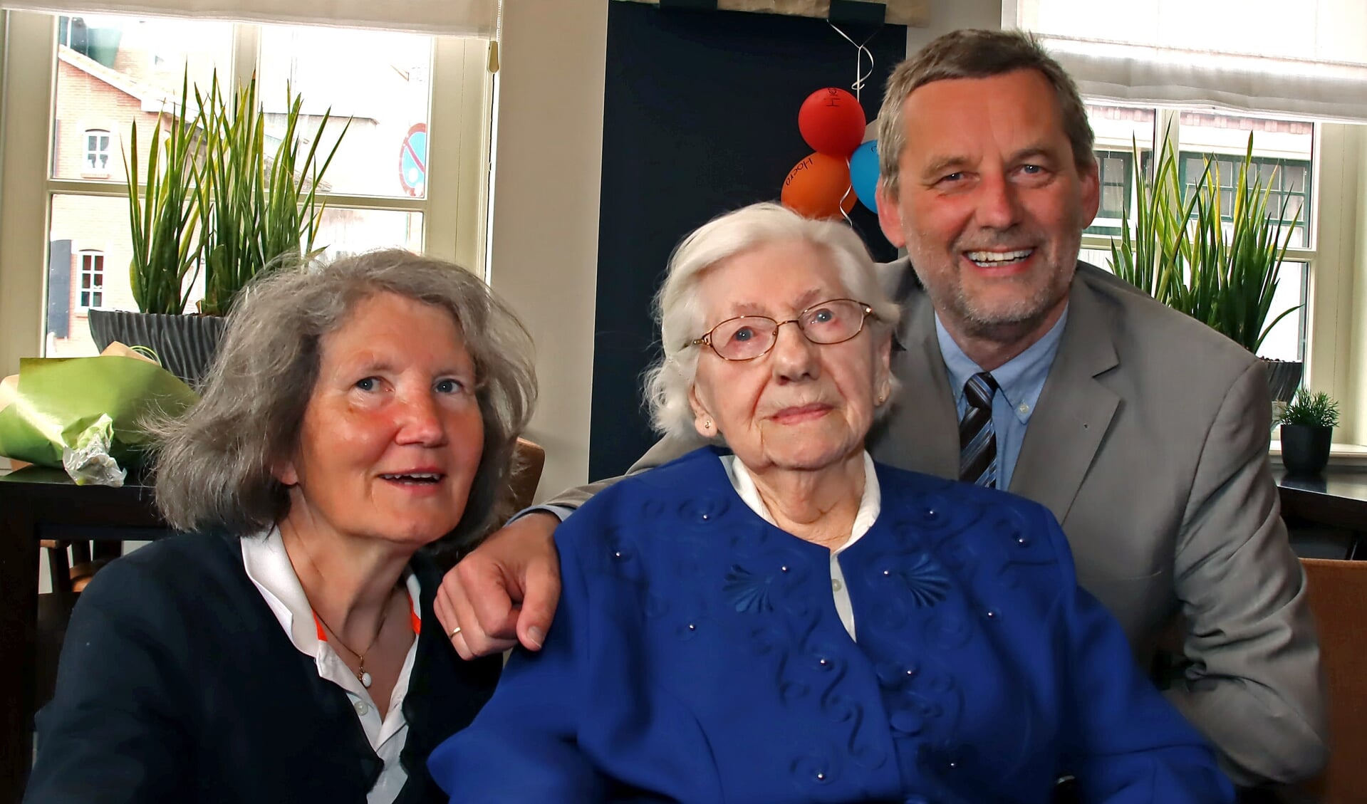 Mevrouw Piek (103), geflankeerd door burgemeester Anton Stapelkamp en zijn vrouw Cecile. Foto: Jan Oberink