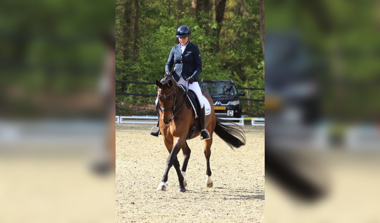 Elke Kettering met haar paard C’est si Bon. Foto: Herman Kettering
