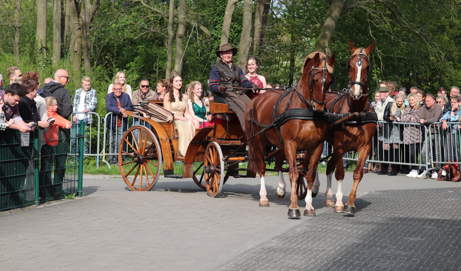 Verschillende voertuigen kwamen bij het Staring College aan. Foto: Arjen Dieperink