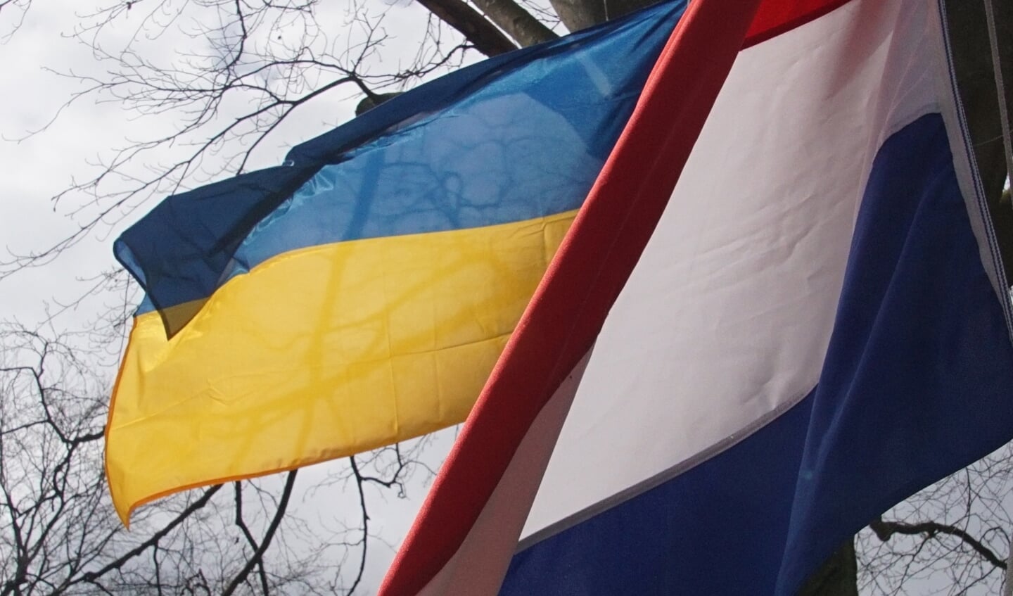 Oekraïense en Nederlandse vlag bij monument Barlo. Foto: Frank Vinkenvleugel 