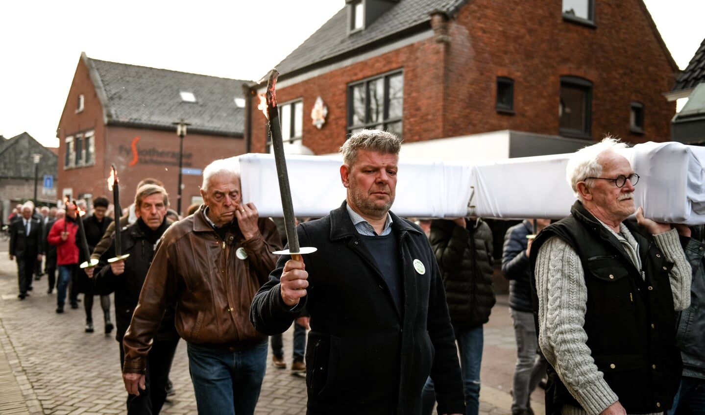 De stille tocht door het centrum van Lichtenvoorde kwam ook door de Dijkstraat. Foto: PR Passion Achterhoek 