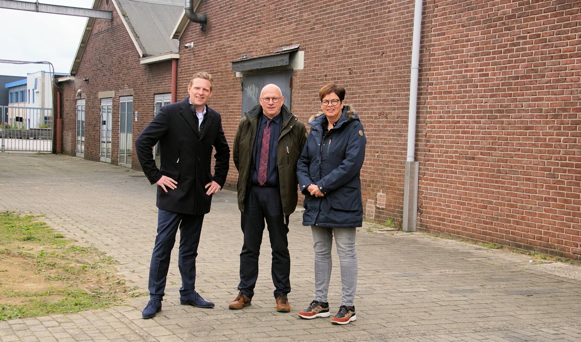 Jumbo nieuwe eigenaar Tijn Leussink (links) met Wilfried en Belinda Arentz. Foto: Frank Vinkenvleugel