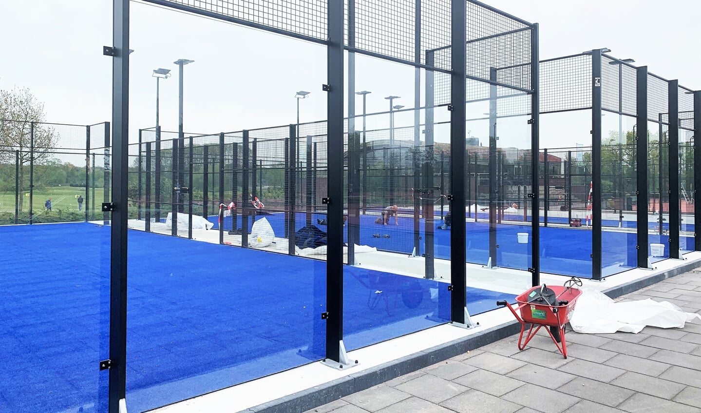 De laatste hand wordt gelegd aan de nieuwe padelaccommodatie op De Blanckenborg. Foto: Theo Huijskes