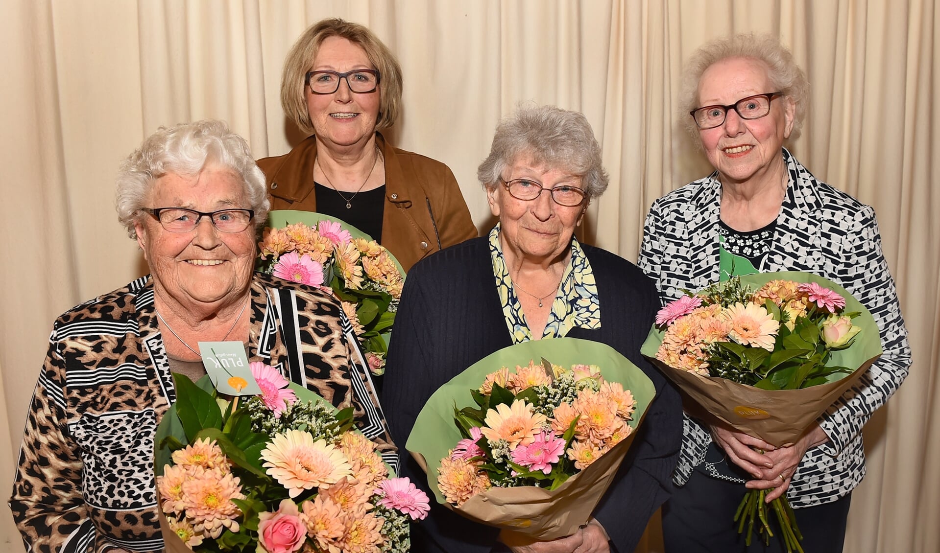 V.l.n.r. 66 jaar lid de 82-jarige Diny Raben-Putman, Thea Raben 25 jaar lid, 60 jaar lid Mini van Hal-Tempels en 25 jaar lid Riet Ditters-Verstegen. Foto: Roel Kleinpenning