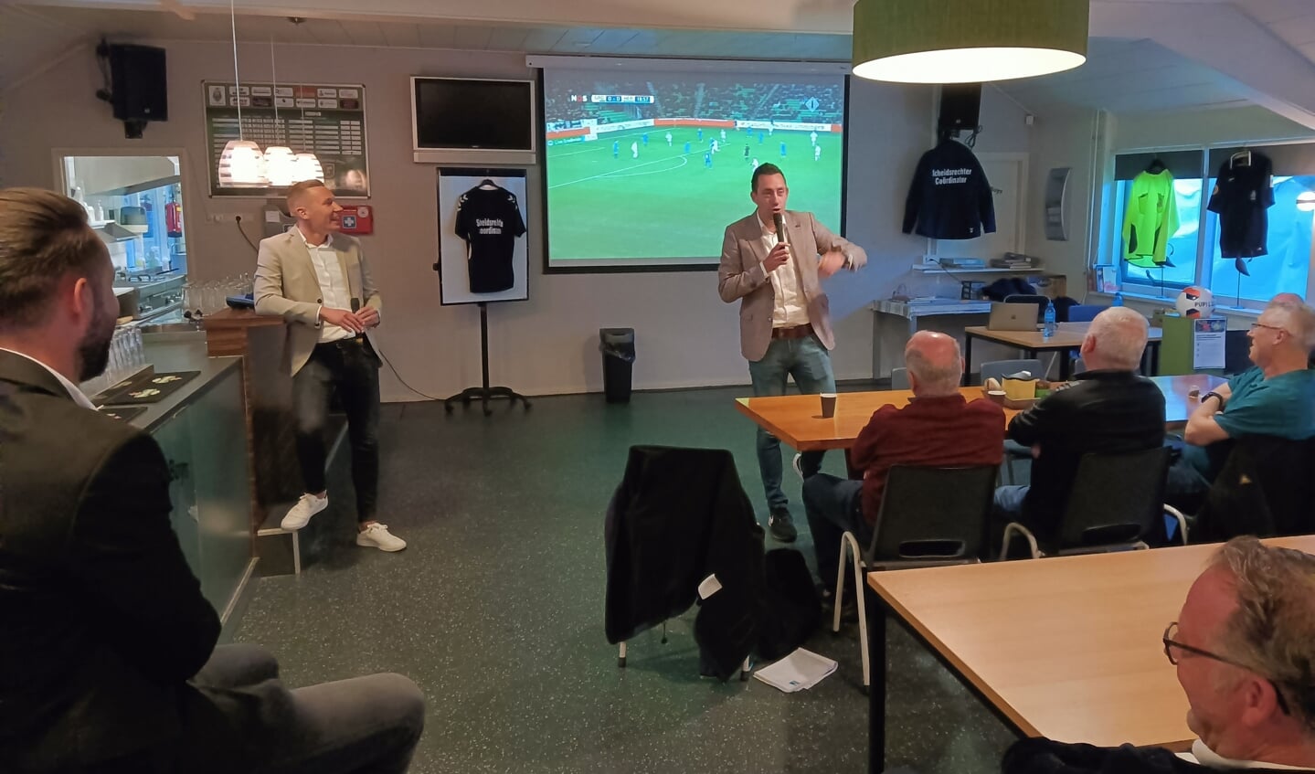 Scheidsrechters Dennis Higler en zijn jonge collega Martijn Vos (staand links) zorgden in Warnsveld voor een topavond. Foto: Rudi Hofman