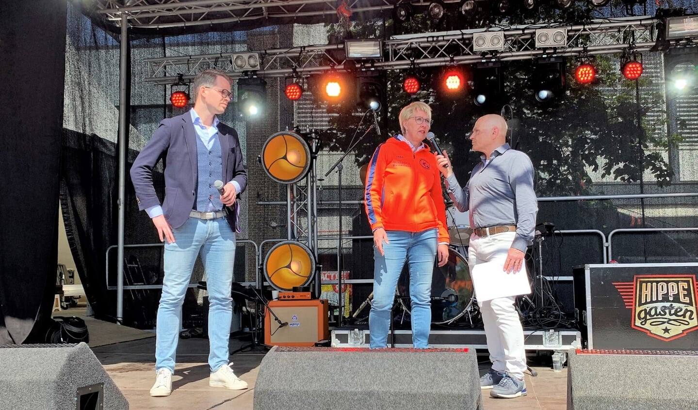 Voorzitter Marian Hagen neemt namens volleybalclub Longa ’59 de vrijwilligersprijs in ontvangst. Foto: Theo Huijskes