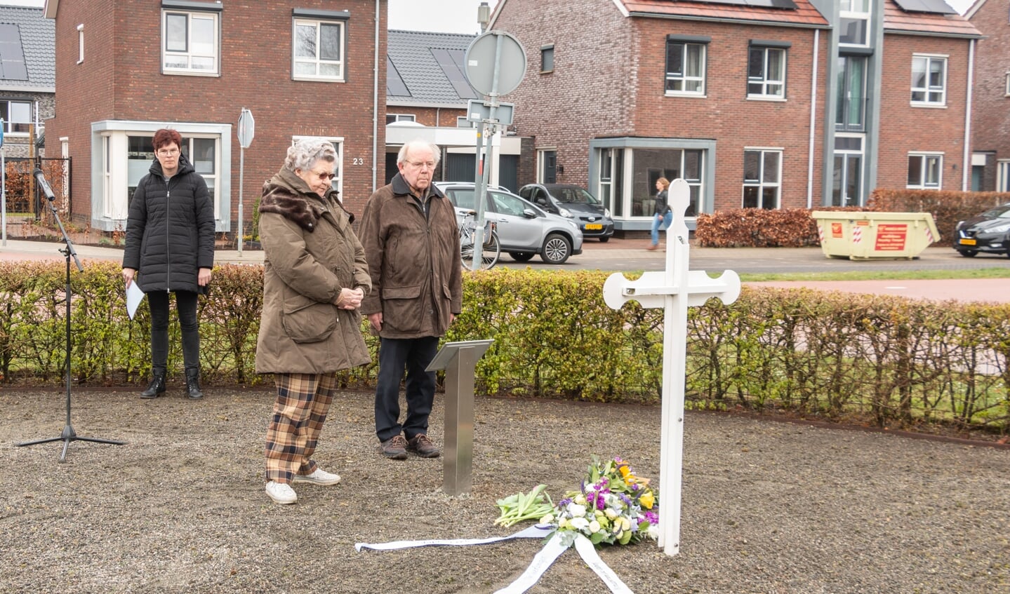 Aanwezigen leggen bloemen. Foto: Henk Derksen 