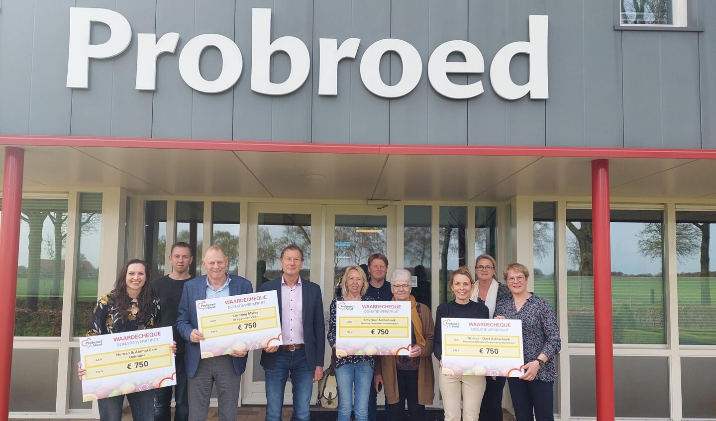 De vertegenwoordigers van de goede doelen met hun cheques. Foto: Probroed & Sloot