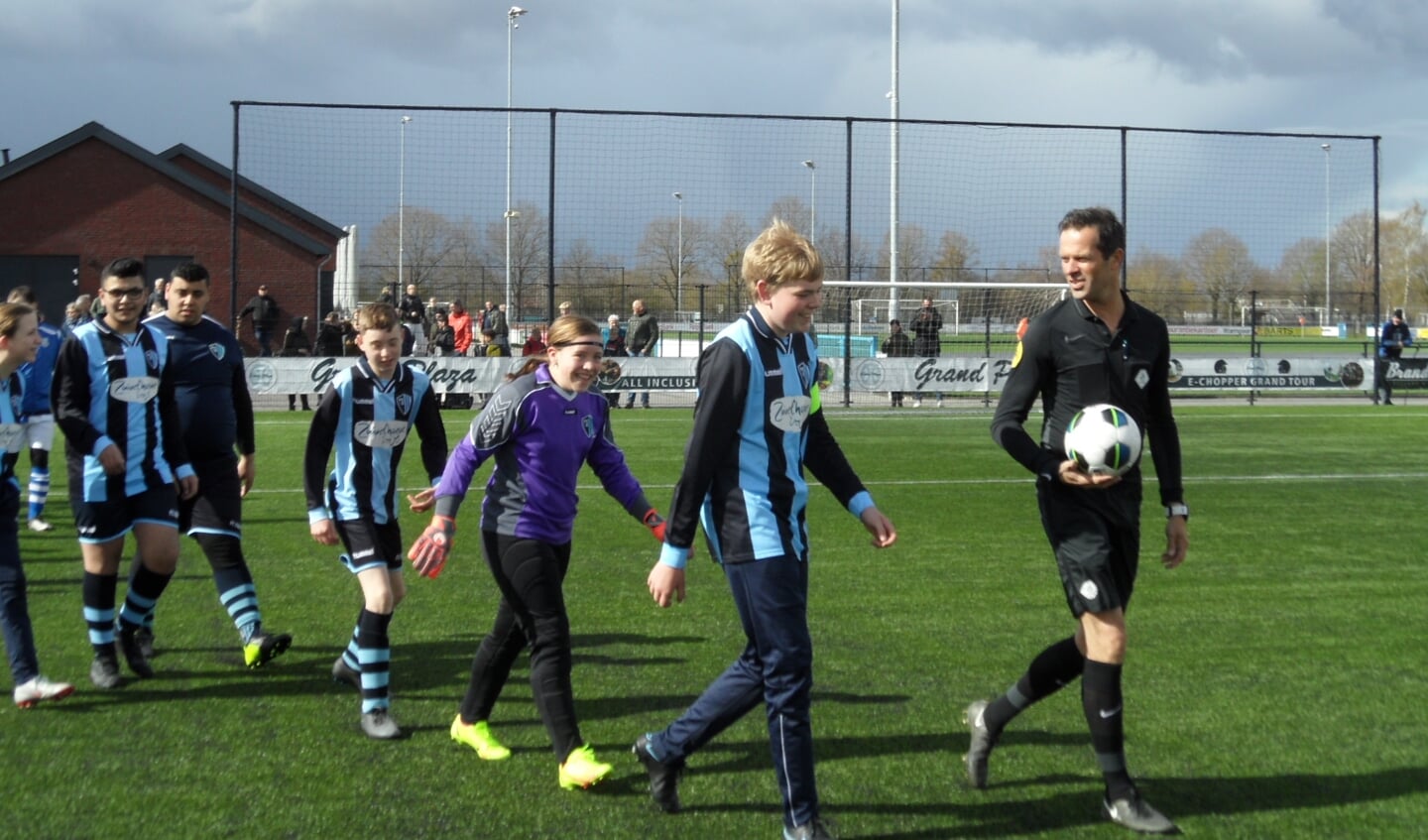 De veldopkomst voor de eerste officiële wedstrijd voor de G-voetballers van FC Eibergen, onder leiding van profarbiter Bas Nijhuis. Foto: PR
