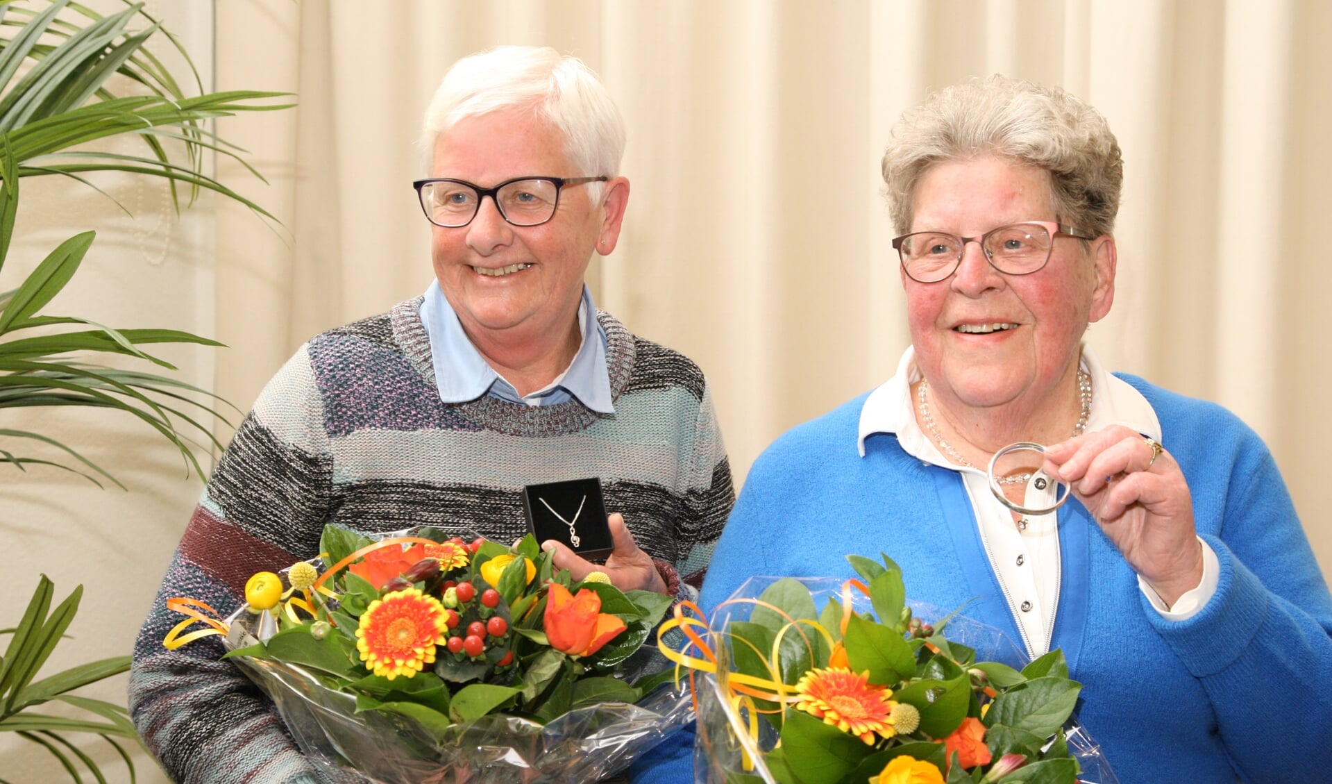 Ria Zuidema en Jo Kruizinga (r) werden gehuldigd voor hun respectievelijk 25- en 60-jarige lidmaatschap bij Jubilate. Foto: Dick Lammers