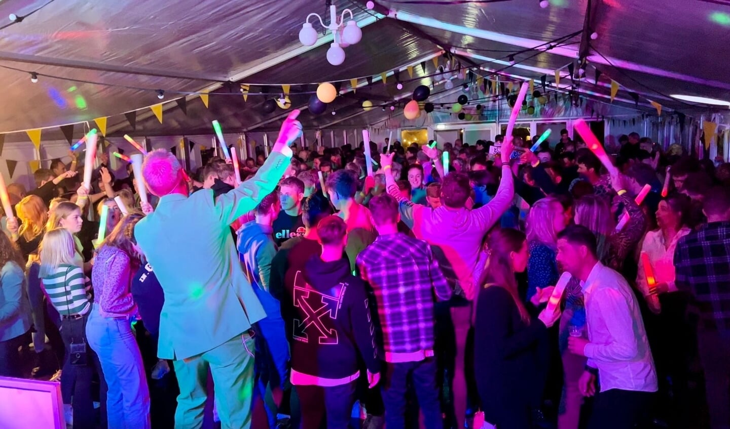 Vrijdagavond was het 'bal' in de feesttent op sportpark 't Rikkelder. 