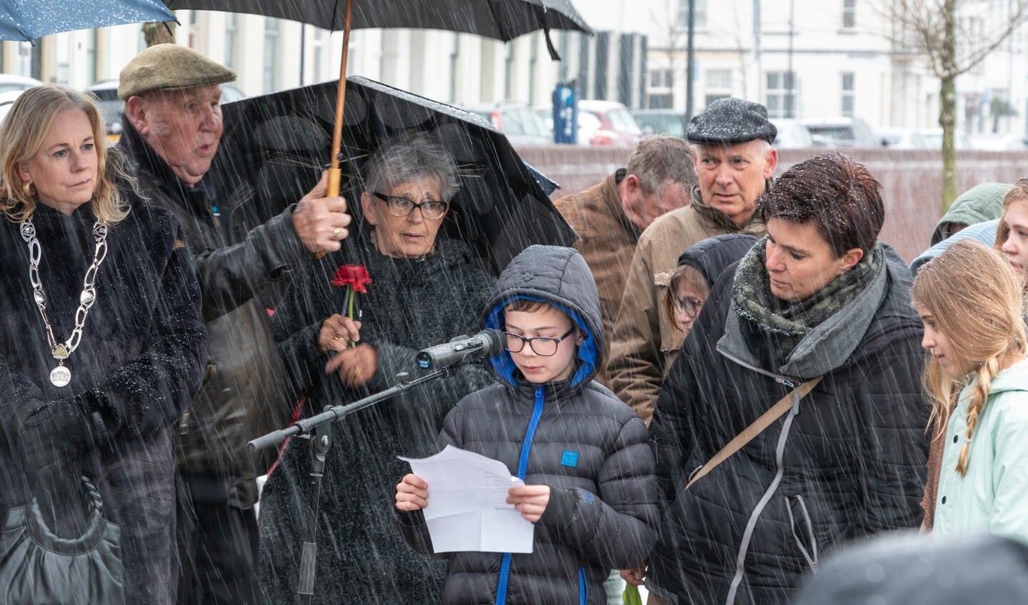 Een leerling uit groep 7/8 draagt een gedicht voor. Foto: Henk Derksen