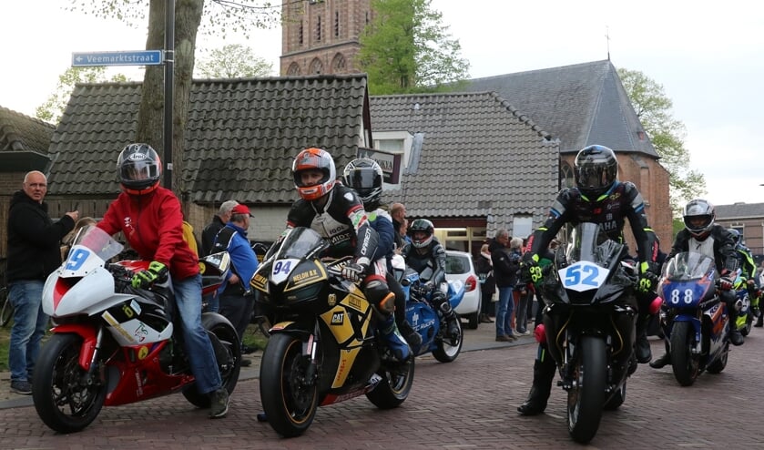 De rijdersparade in het centrum van Hengelo is de start van een weekend wegraces op De Varsselring. Foto: Albert Schreuder