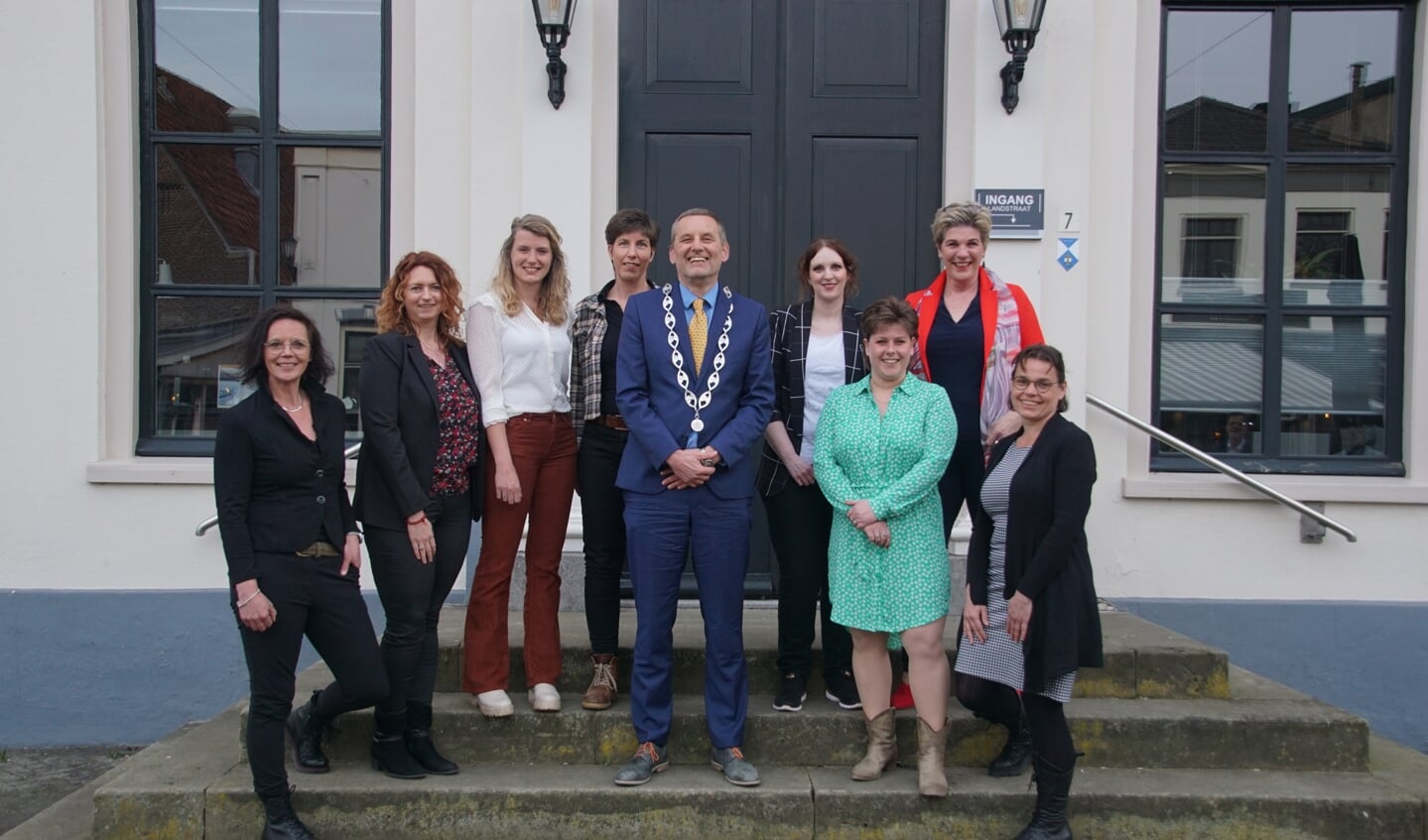 Acht dames in de nieuwe gemeenteraad met de burgemeester. Foto: Frank Vinkenvleugel