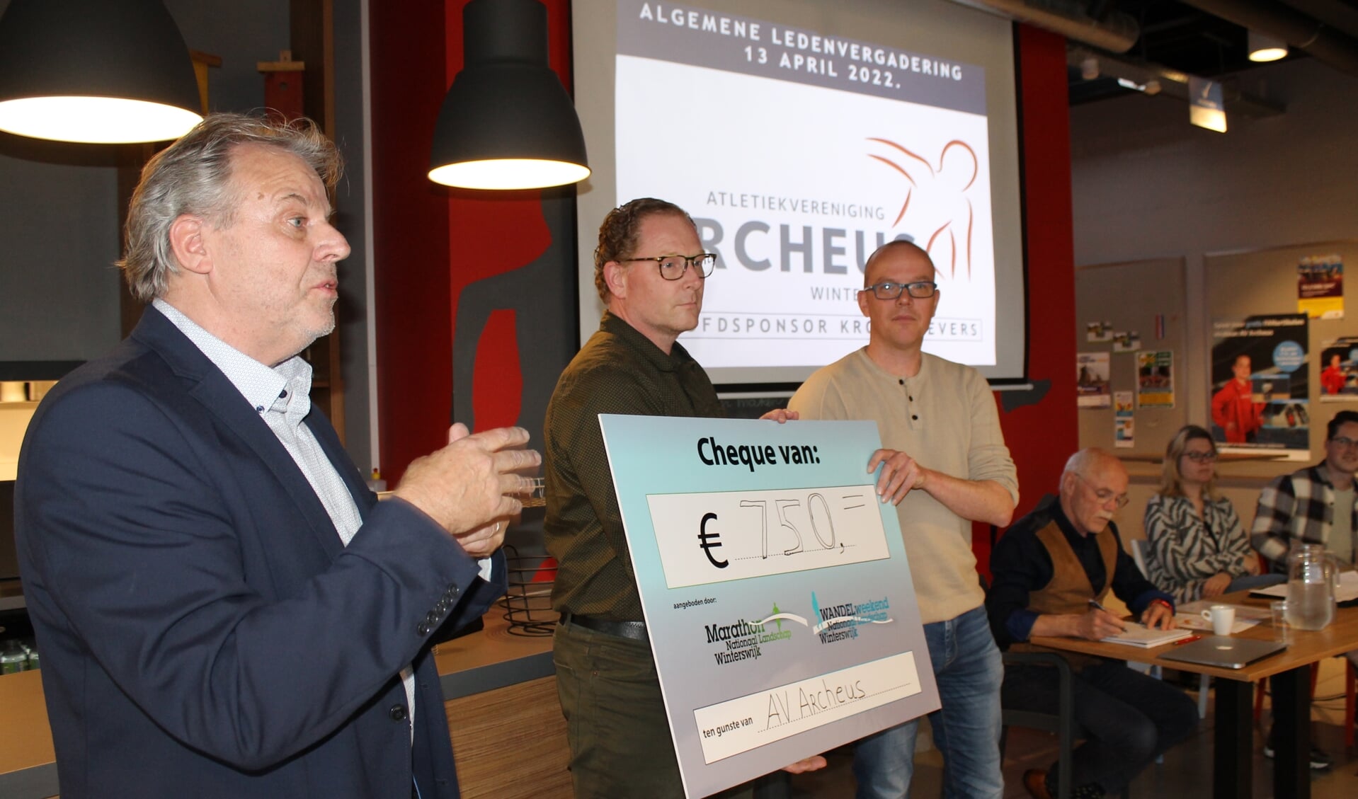Wout van den Berg (links) en Edwin te Winkel (midden) reiken de cheque uit aan Archeus-voorzitter Mathijs Wiggers (rechts). Foto: PR