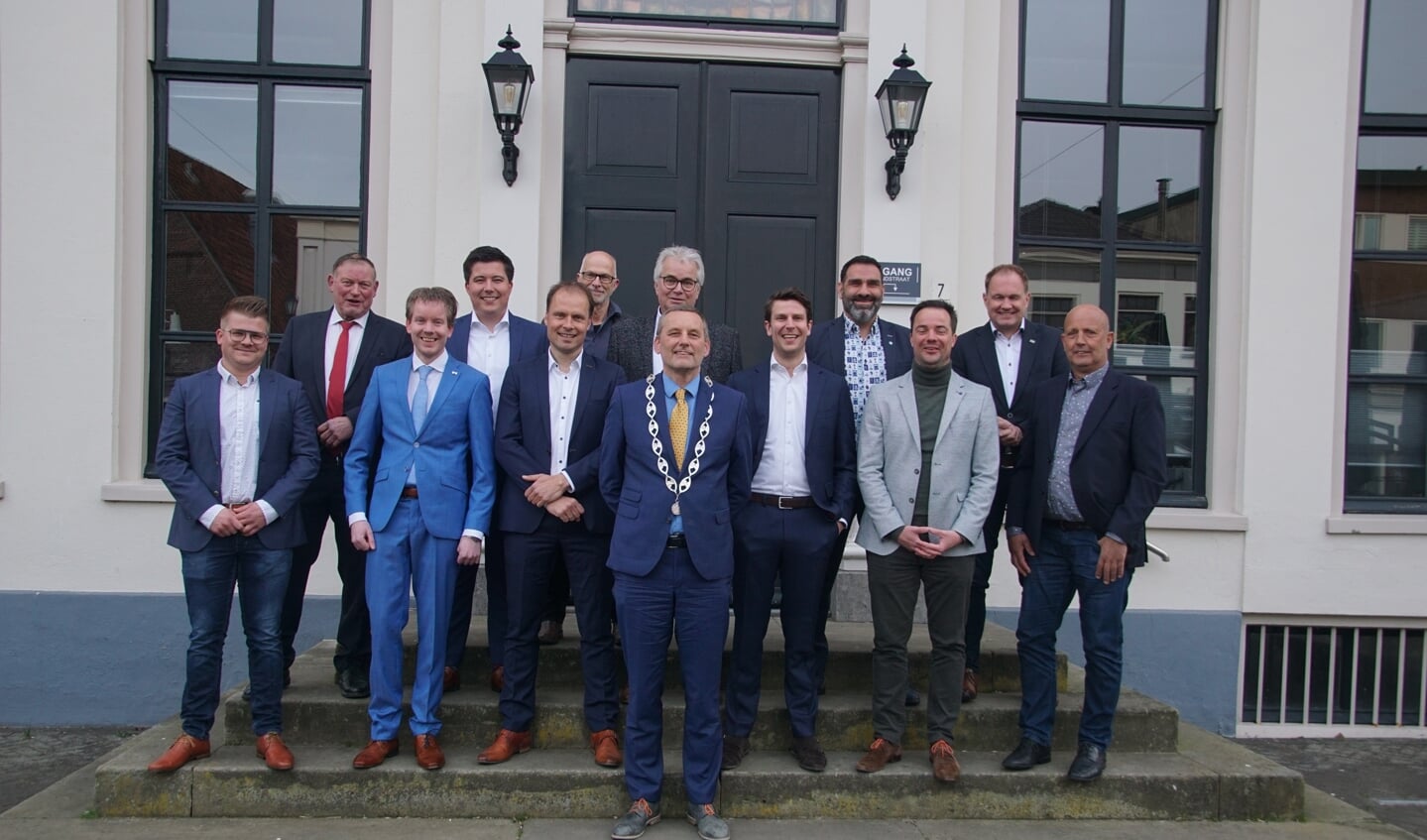Dertien heren in de gemeenteraad met burgemeester Stapelkamp. Foto: Frank Vinkenvleugel