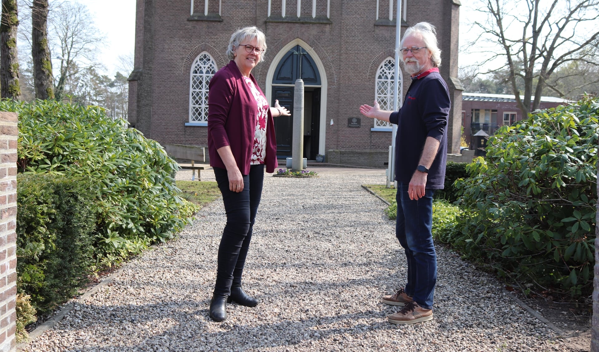 Jaqueline van Dop (l) en Jan Leijenhorst (r) nodigen iedereen uit om in de kerk de The Crucifixion Barchkerk te bezoeken. Foto: Arjen Dieperink