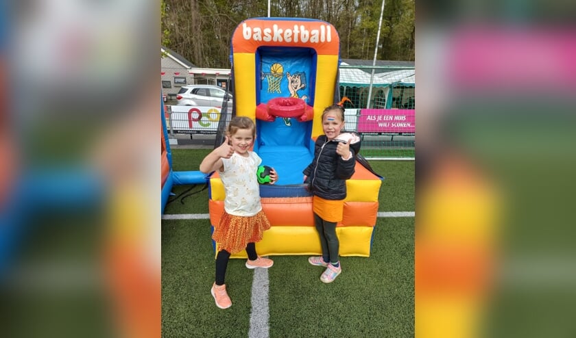 De leerlingen genieten van de diverse spelletjes. Foto: Rick Damveld