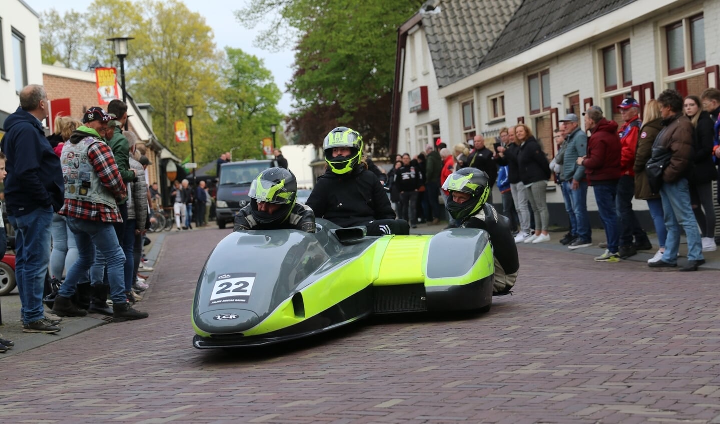 De rijdersparade in het centrum van Hengelo is de start van een weekend wegraces op De Varsselring. Foto: Albert Schreuder