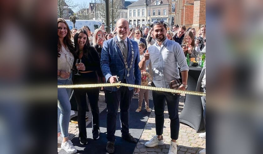 Burgemeester Bengevoord opent de ‘salon voor hem en haar’. Foto PR)