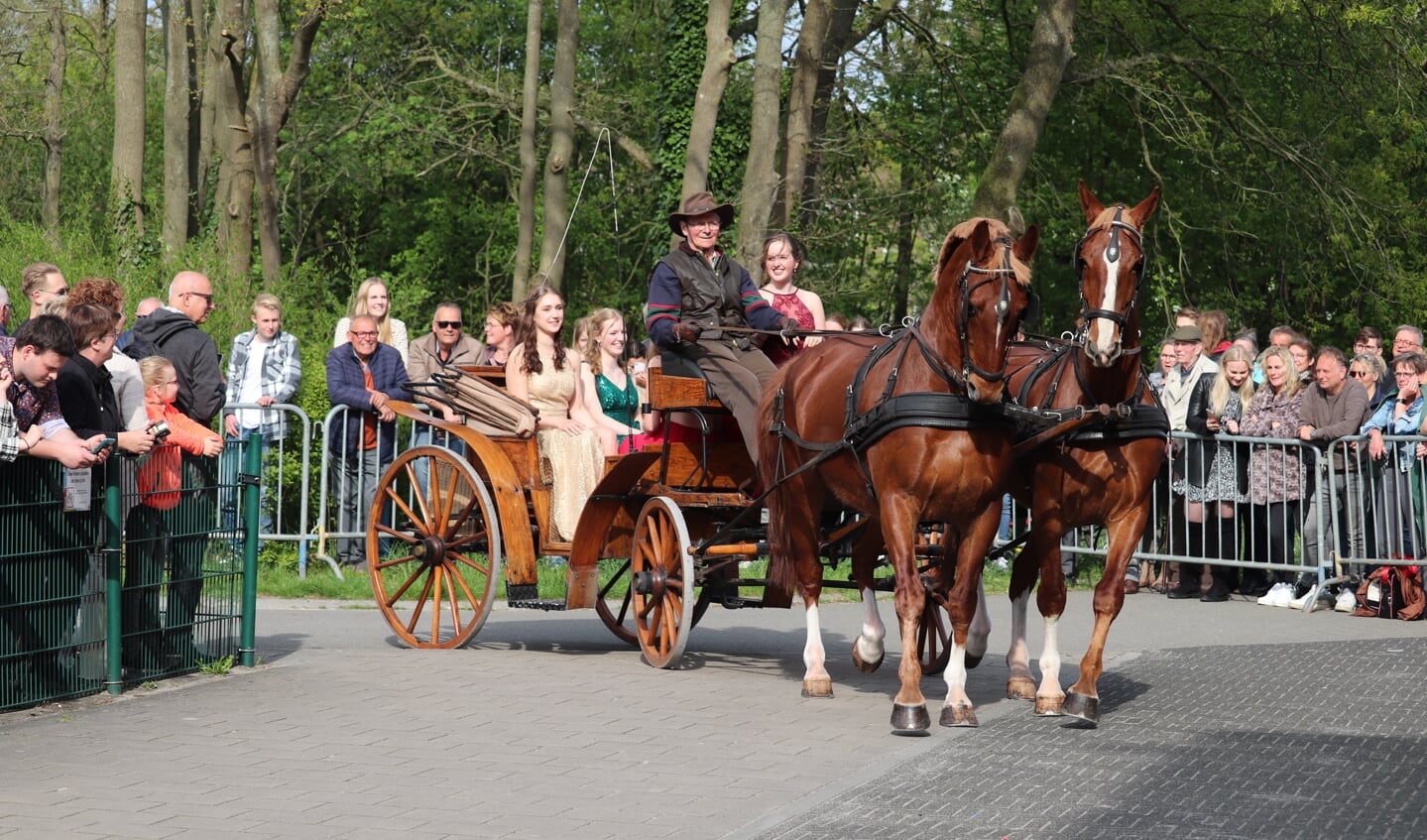 Verschillende voertuigen kwamen bij het Staring College aan. Foto: Arjen Dieperink
