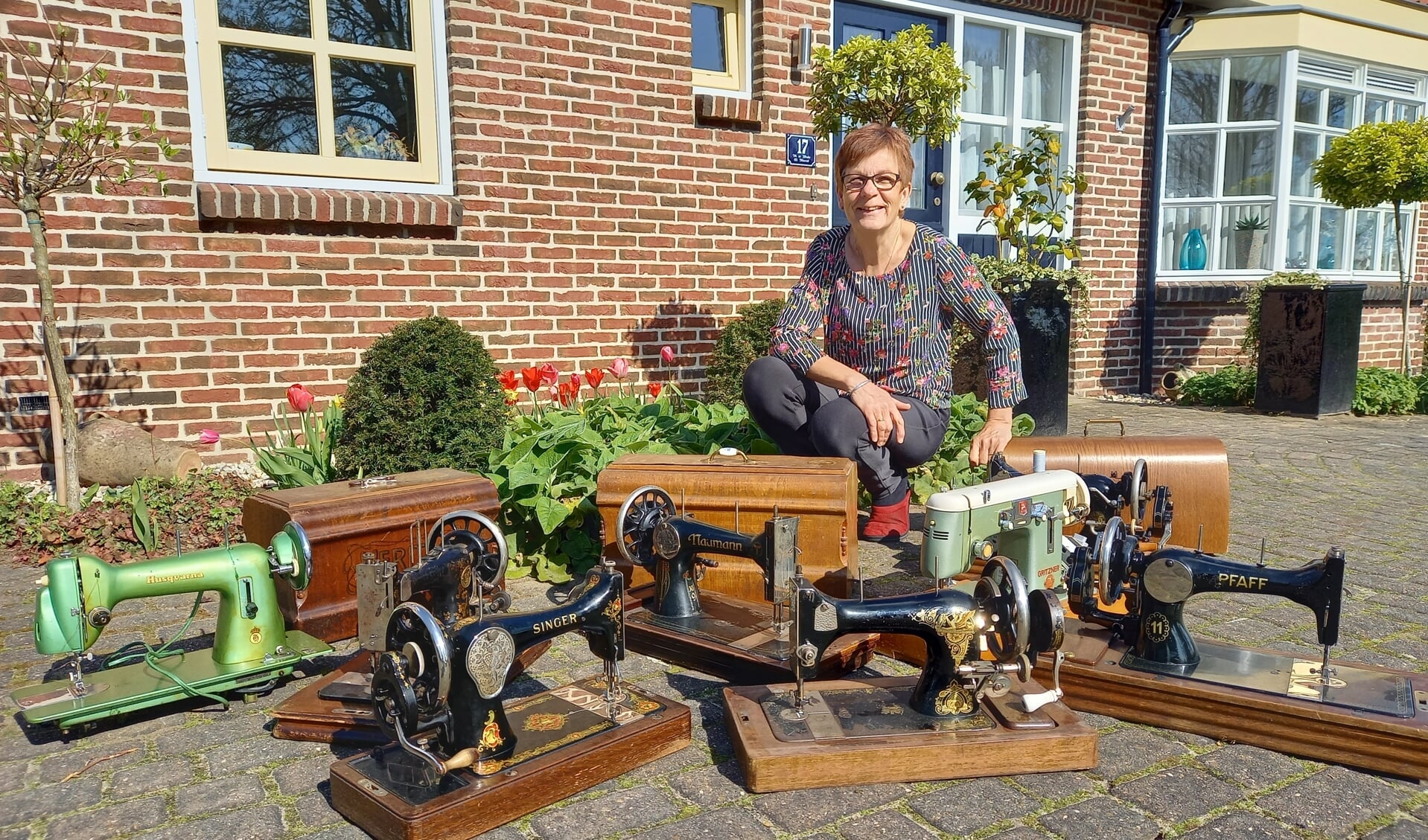 Dinie Heerink met haar ingezamelde oude naaimachines voor vrouwen en mannen in Afrika. Foto: Jan Hendriksen