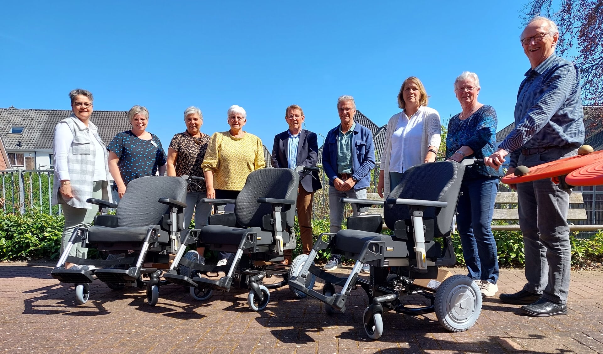 Alle betrokkenen zijn blij met de drie rolstoelen met duwondersteuning. Foto: Karin Stronks