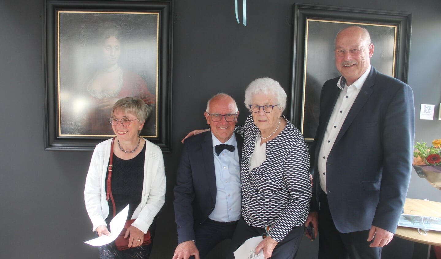 Links locoburgemeester van Bocholt Gudrun Koppers, Henk Heijnen, Pie van Lochem en wethouder Martin Veldhuizen. Foto: Lineke Voltman