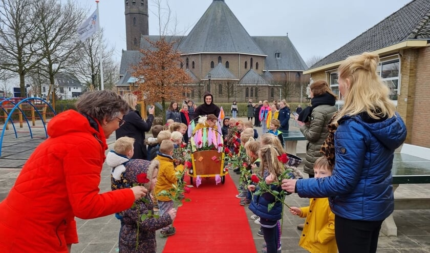 Diny Nijhuis wordt door de leerlingen van basisschool St. Jozef uitgezwaaid op de rode loper. Foto: PR