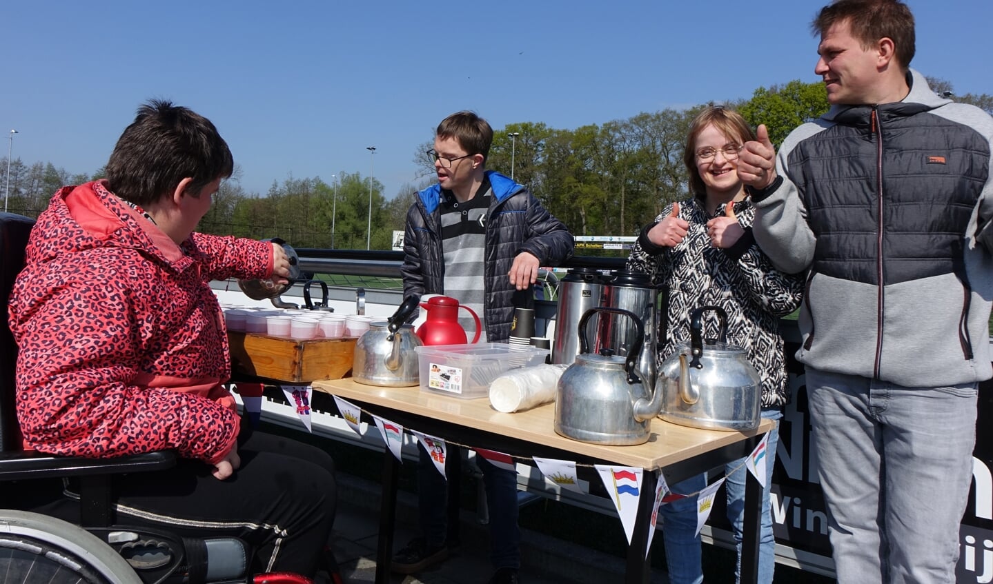 De mensen van ZoZijn verzorgden de drankjes. Foto: Sis Huiskamp