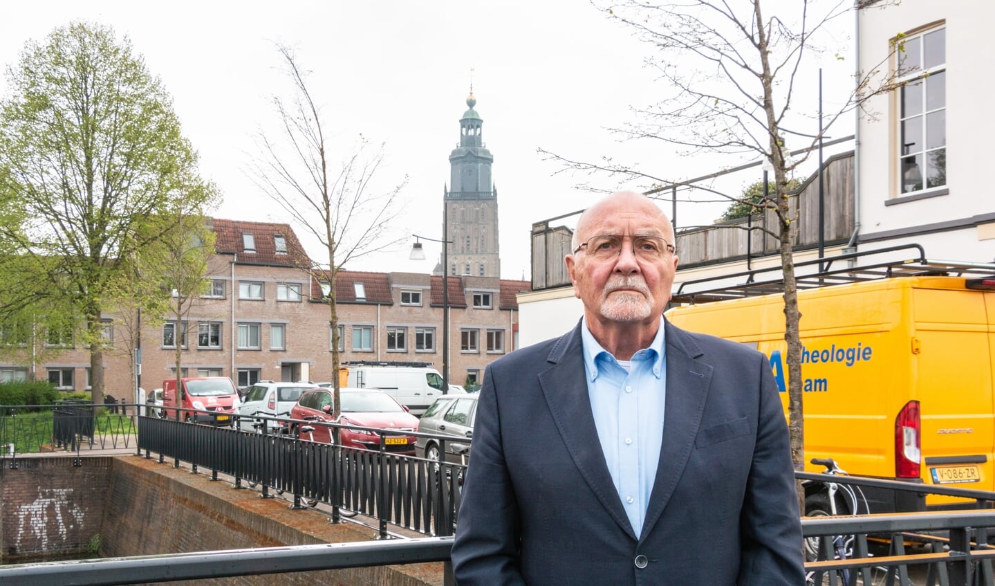 Willem Wanrooij vanaf de IJsselkade, waar nu de toren van de Walburgiskerk (nog) te zien is. Foto: Henk Derksen