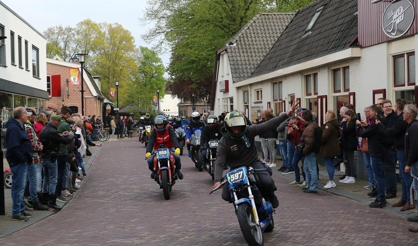 De rijdersparade in het centrum van Hengelo is de start van een weekend wegraces op De Varsselring. Foto: Albert Schreuder